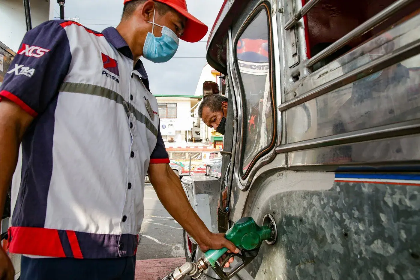 Higher fuel discount for jeepney, UV Express drivers to begin on Aug 15